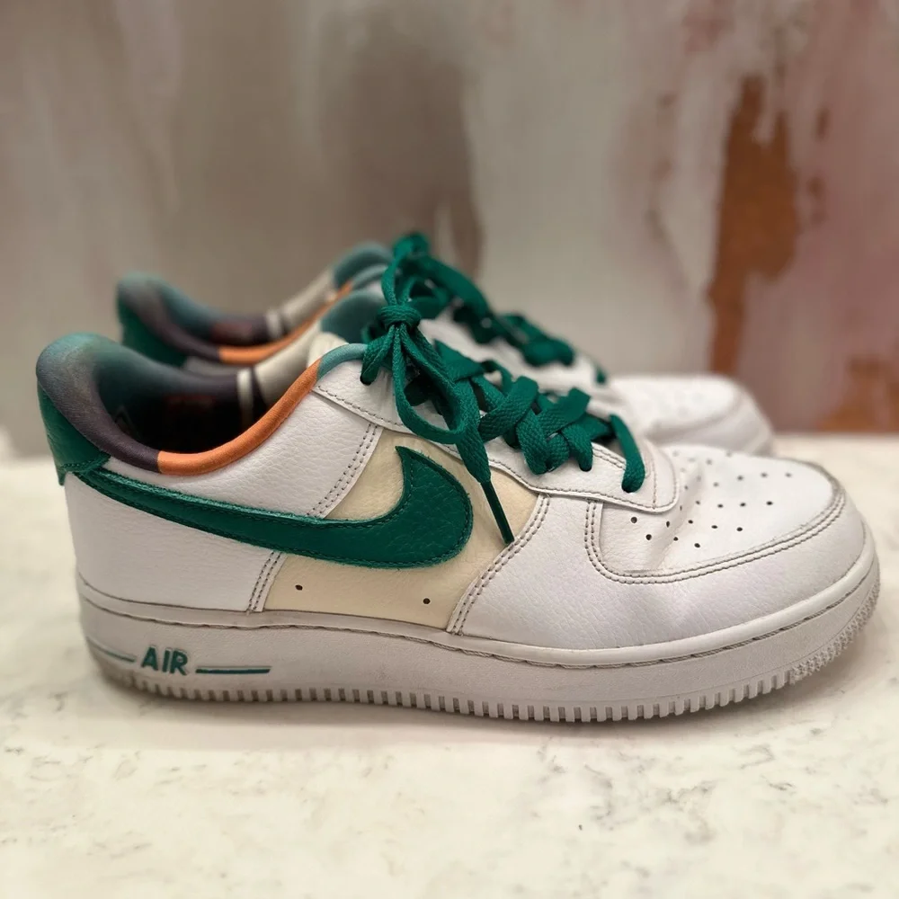 Nike‎ Air Force 1 Low '07 LV8 White Malachite Black & Green Swoosh Men’s Sz 8.5